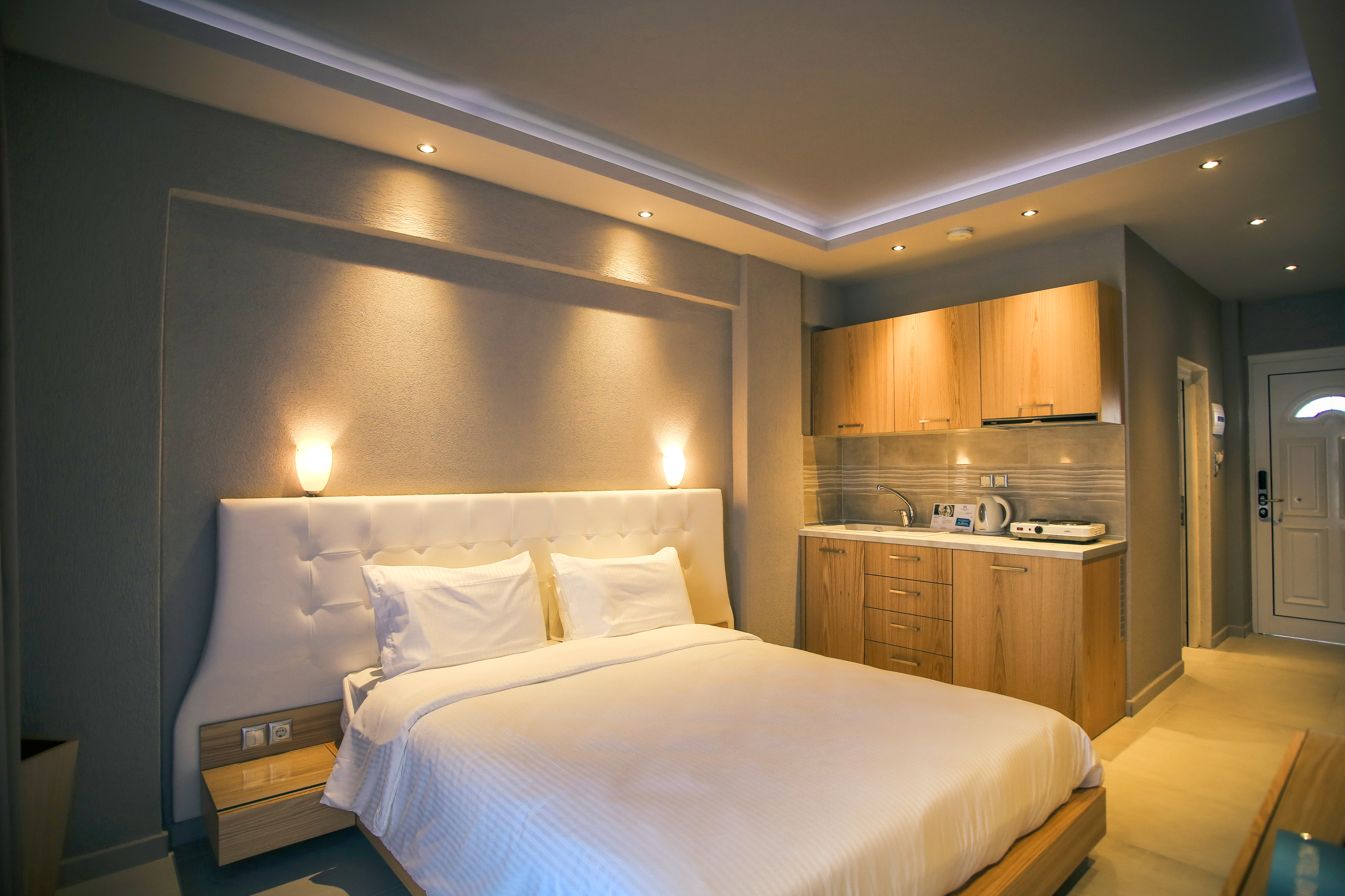 Royal Hotel and Suites