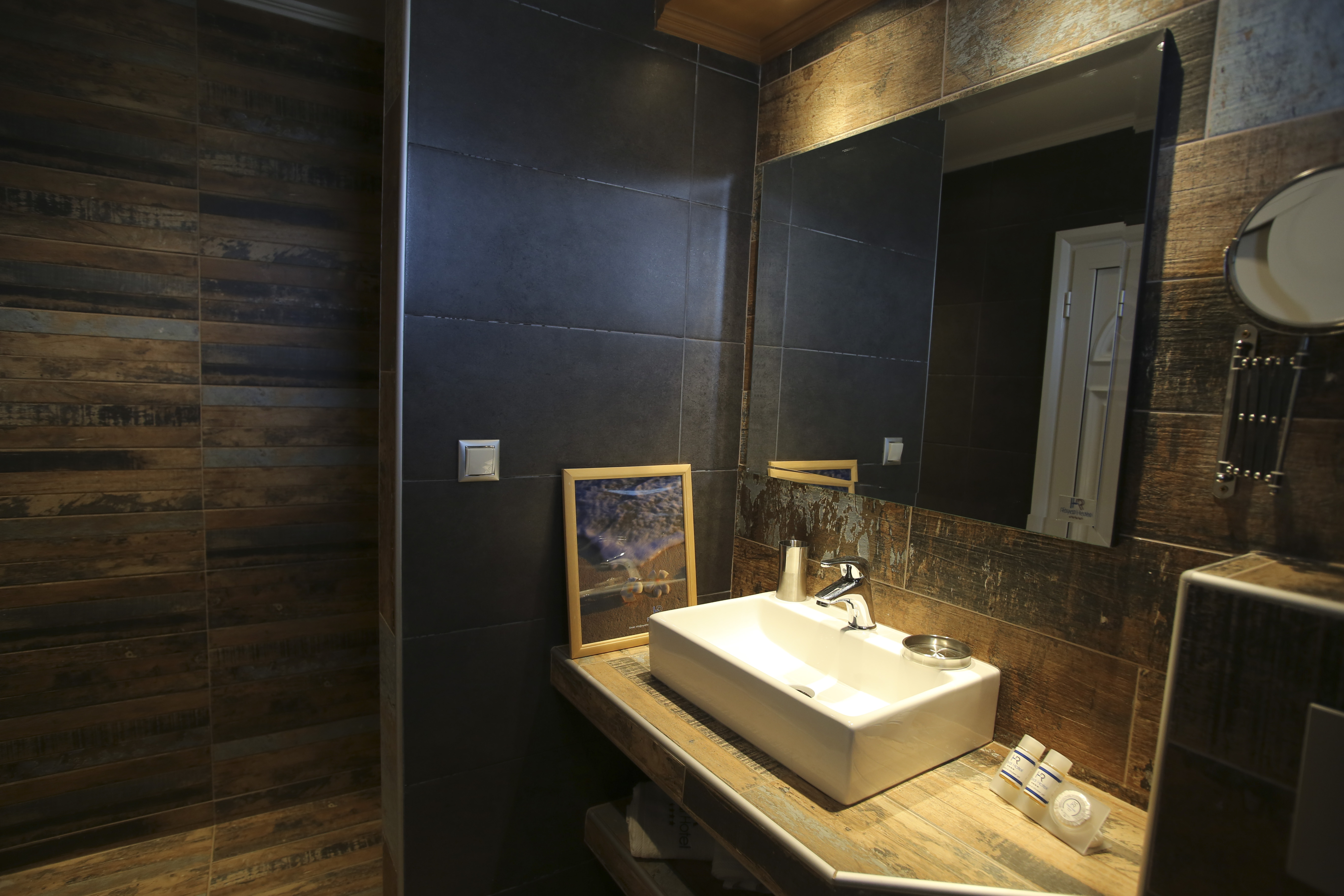 Royal Hotel and Suites