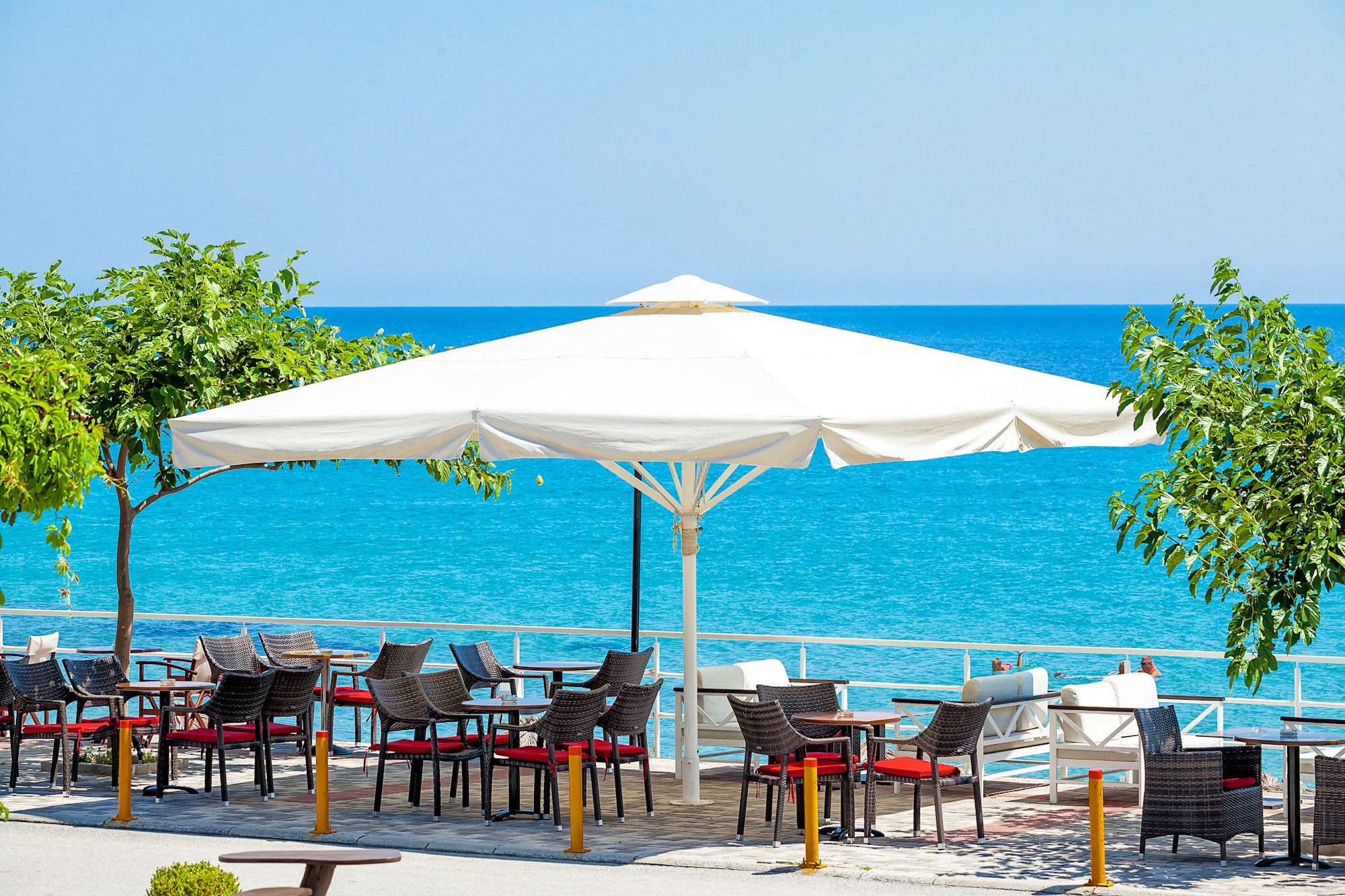 Xenios Dolphin Beach Hotel