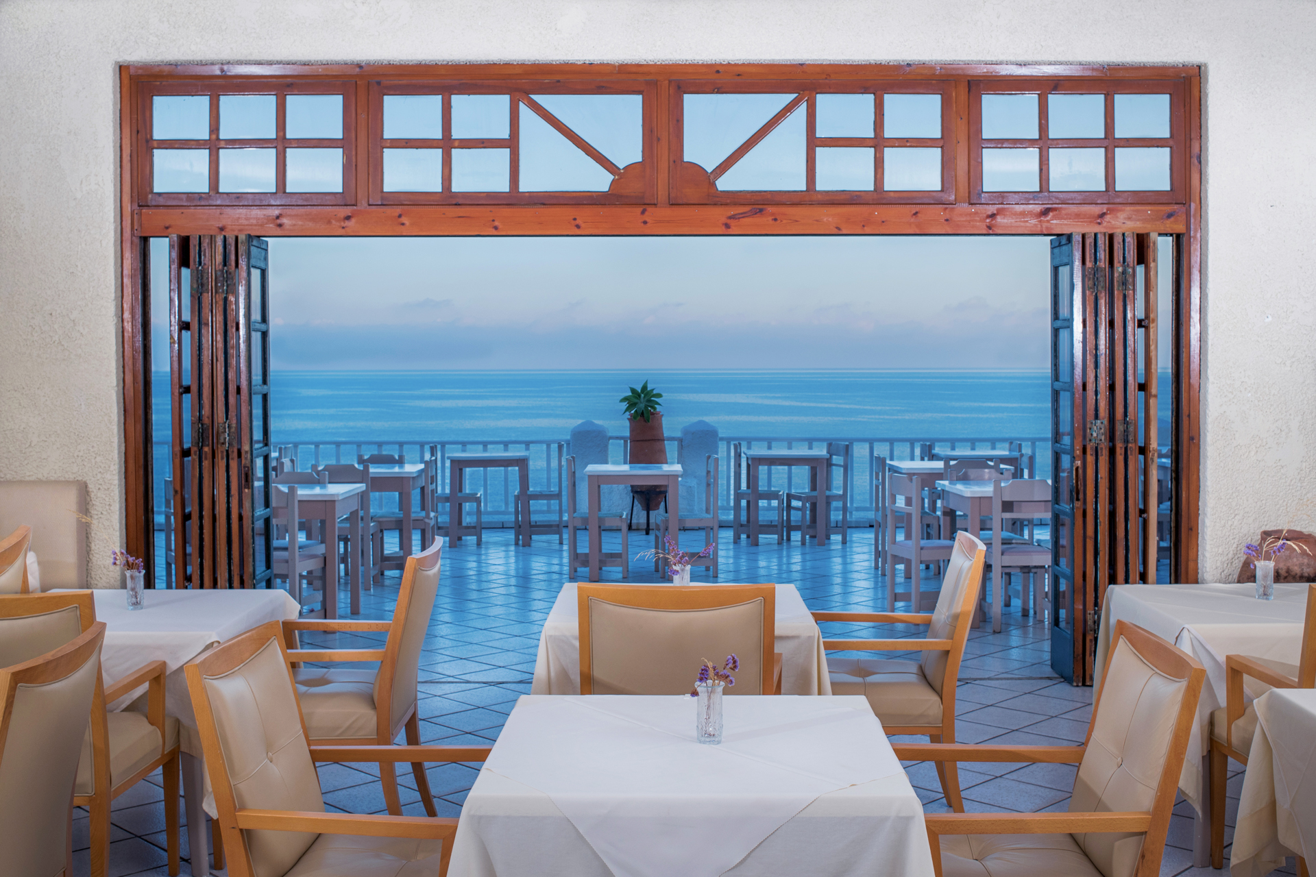 Cavos Bay Hotel