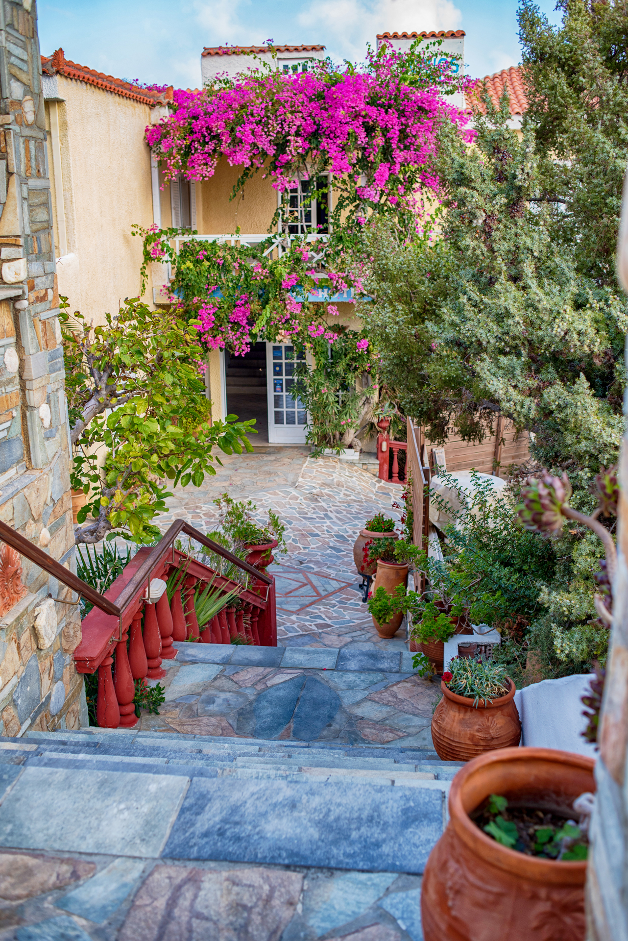 Cavos Bay Hotel