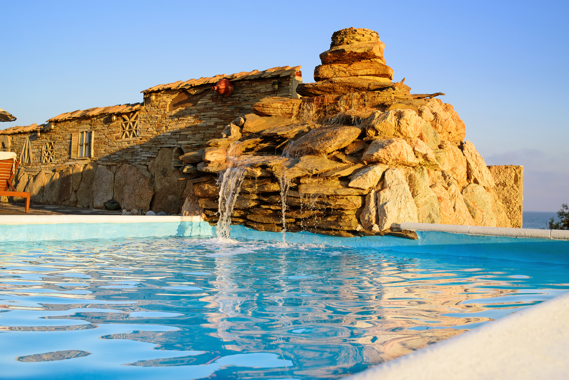 Cavos Bay Hotel