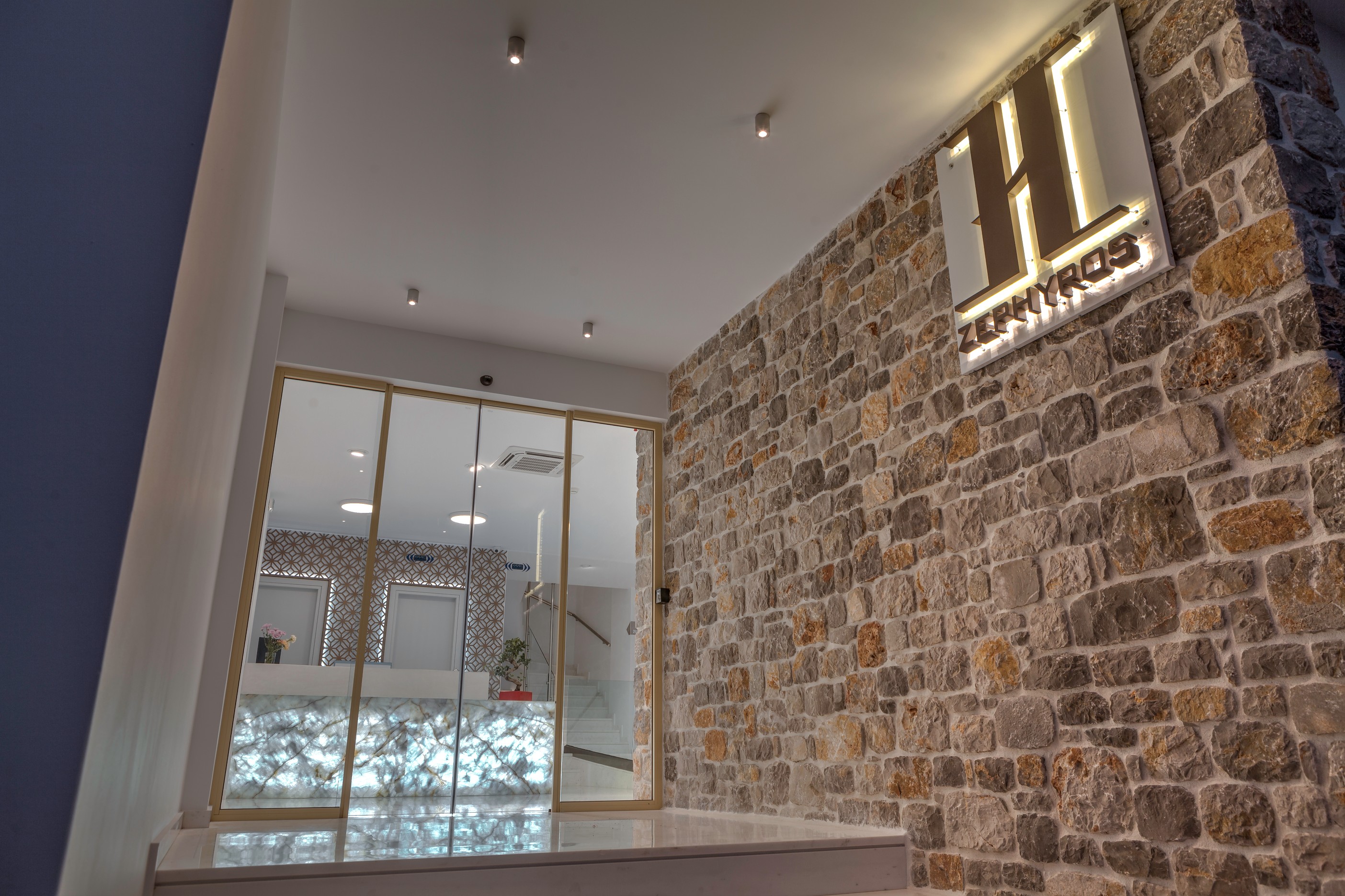 H Hotel Zephyros