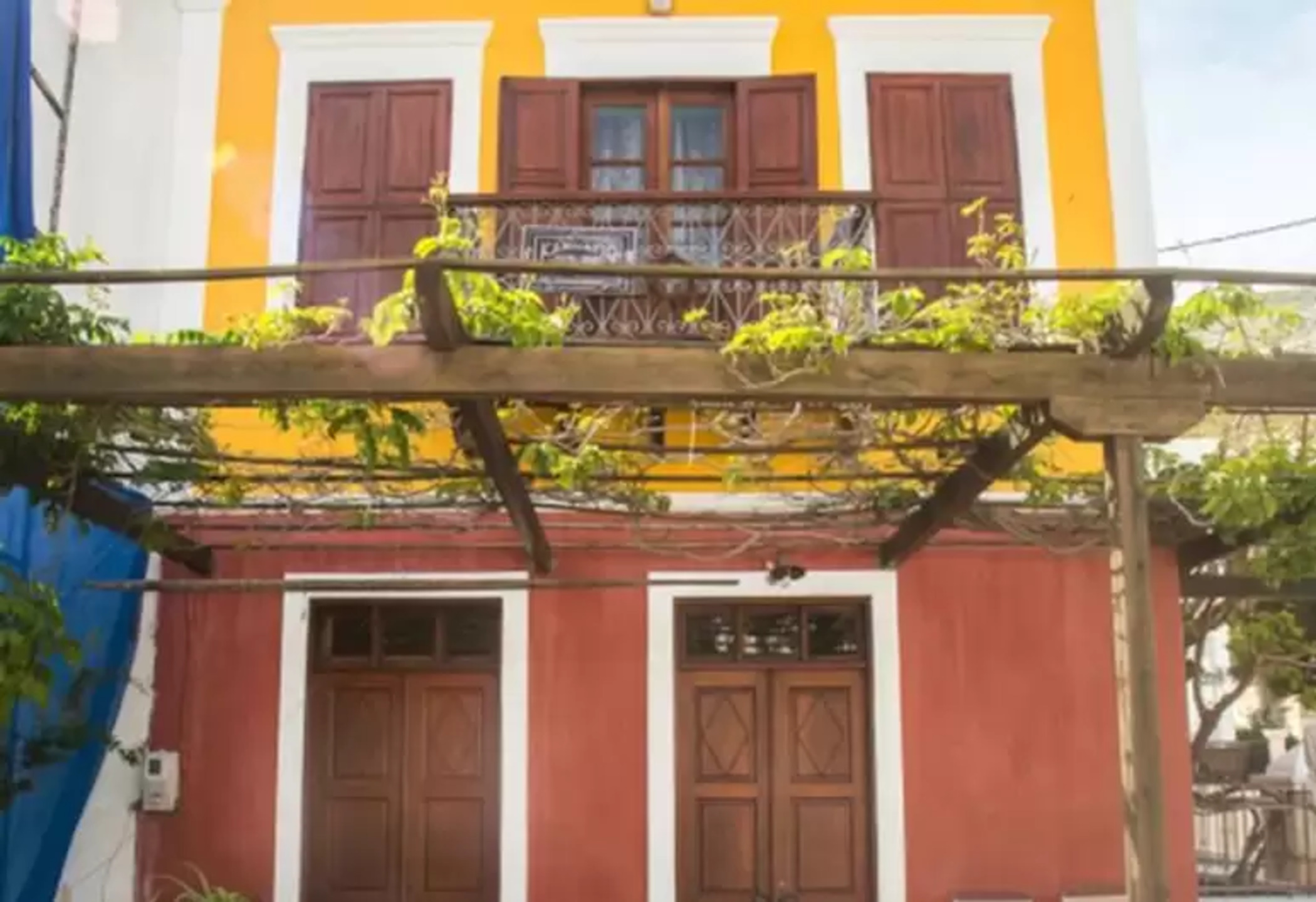 Karnayo Apartments & Rooms