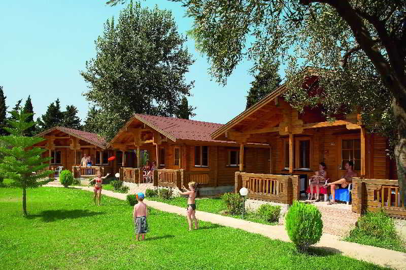 Sandy's Studios & Log-Villas