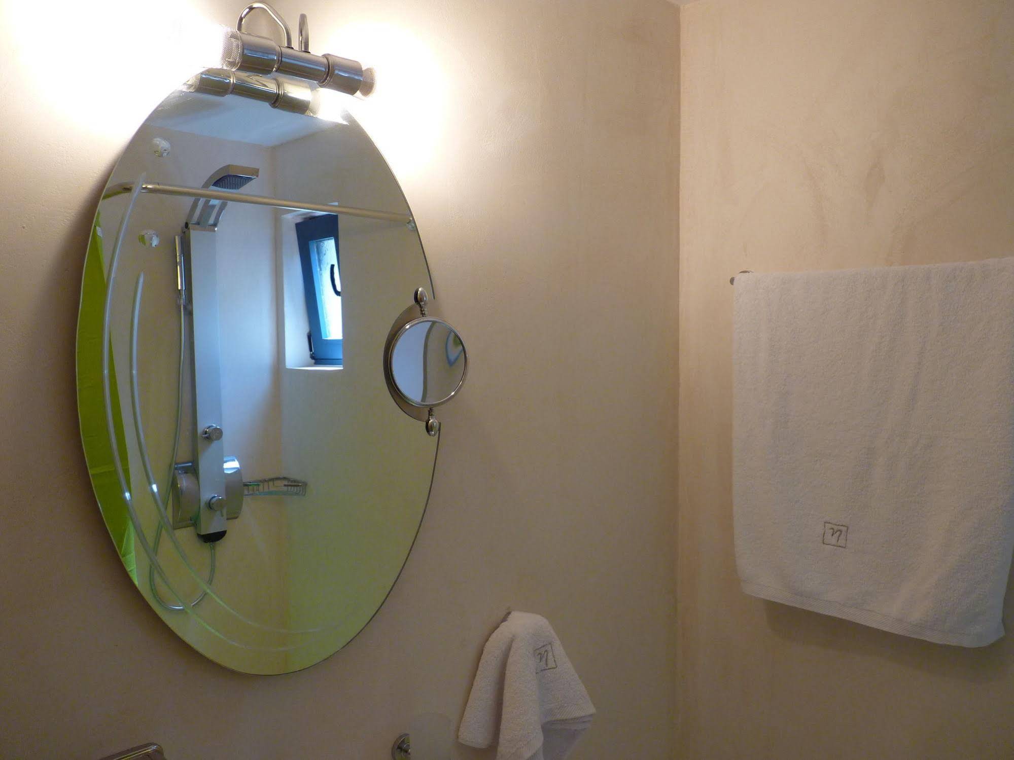 Ilianthos Apartments & Rooms