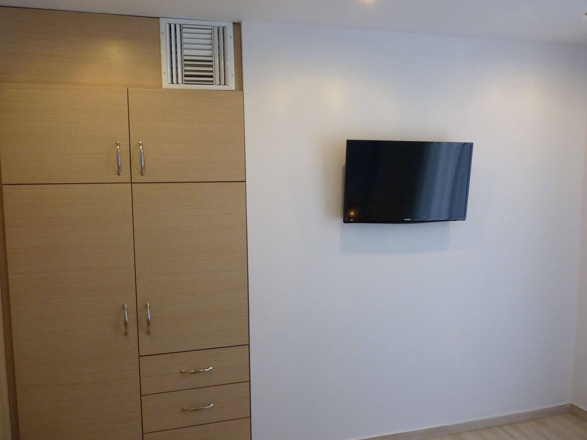 Ilianthos Apartments & Rooms