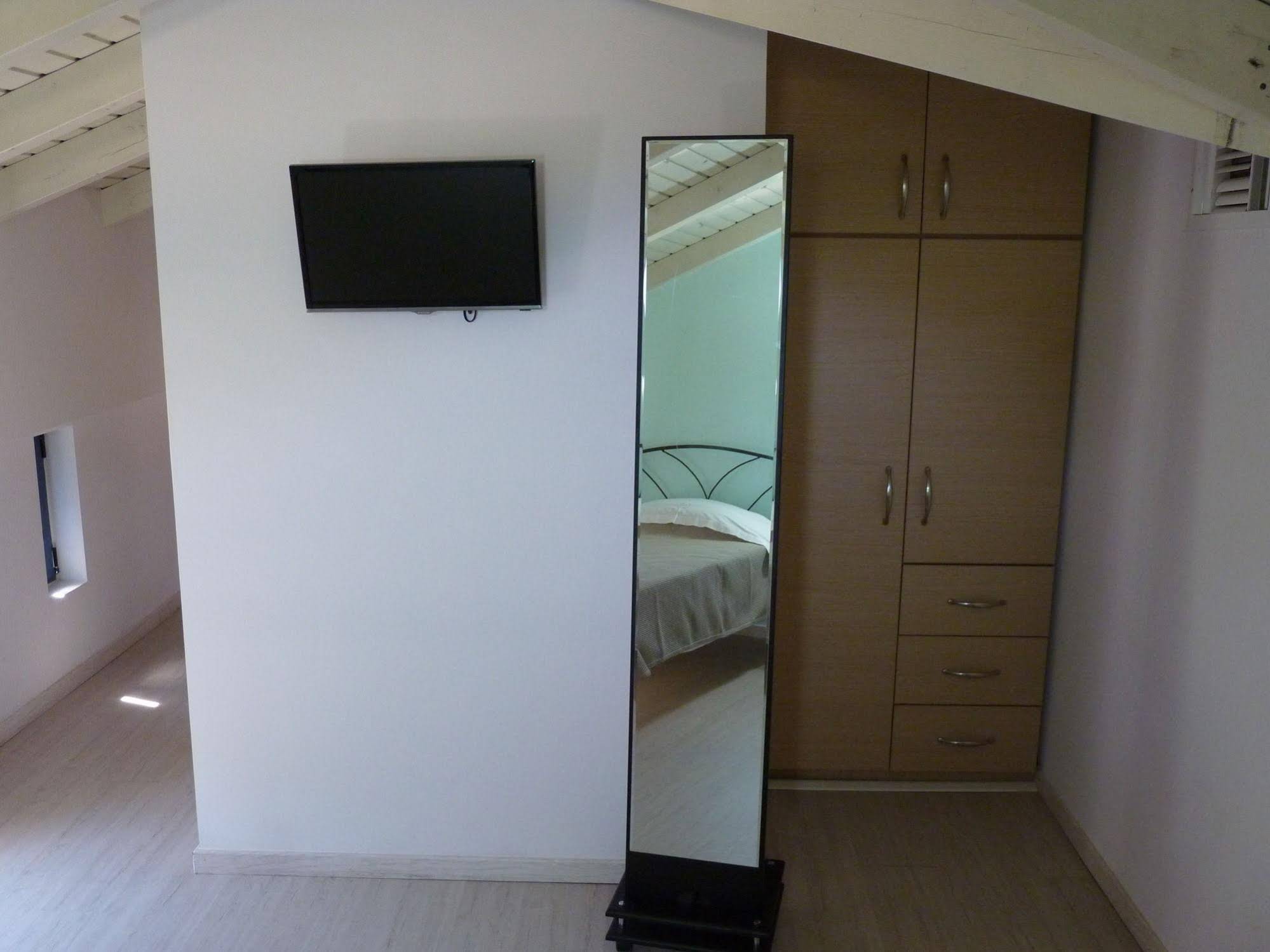 Ilianthos Apartments & Rooms