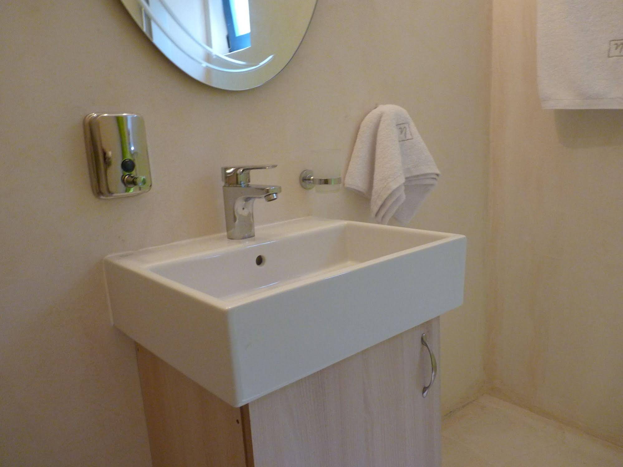 Ilianthos Apartments & Rooms