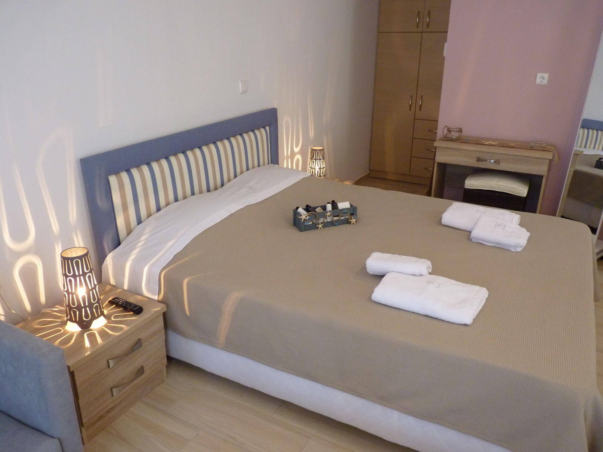 Ilianthos Apartments & Rooms