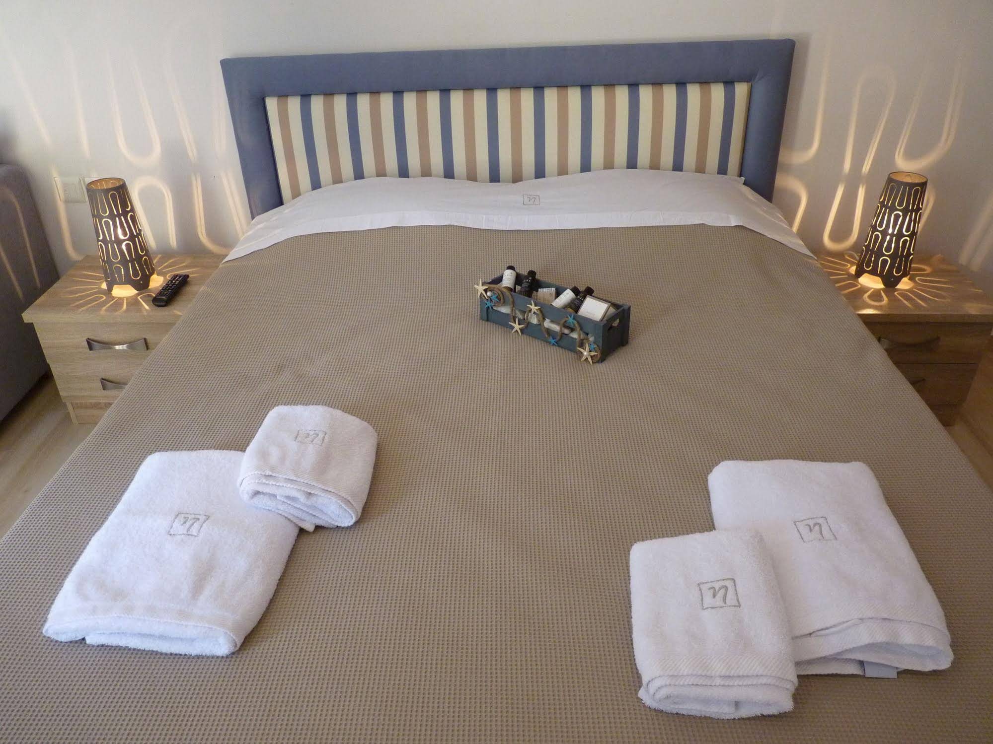 Ilianthos Apartments & Rooms