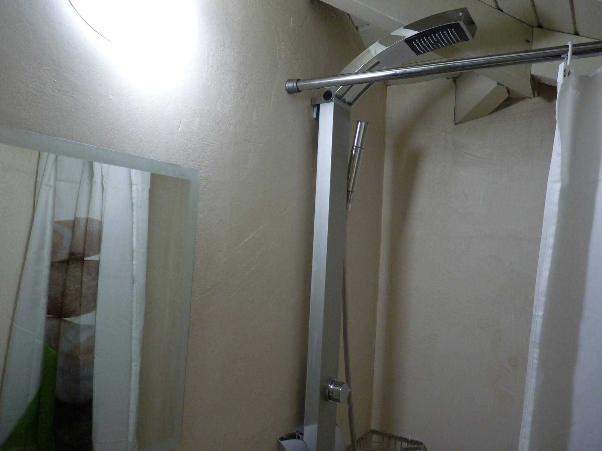 Ilianthos Apartments & Rooms