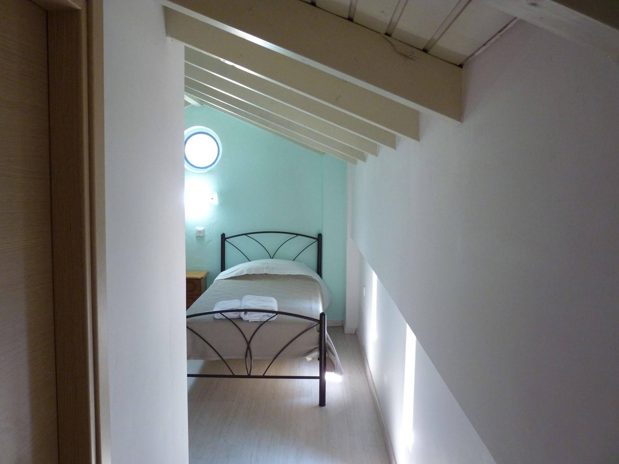 Ilianthos Apartments & Rooms