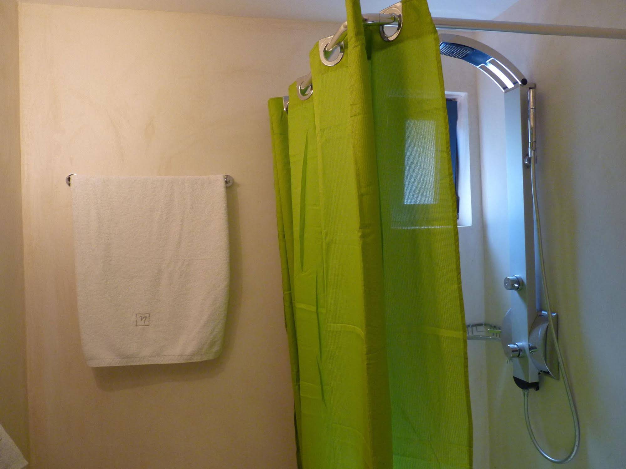 Ilianthos Apartments & Rooms