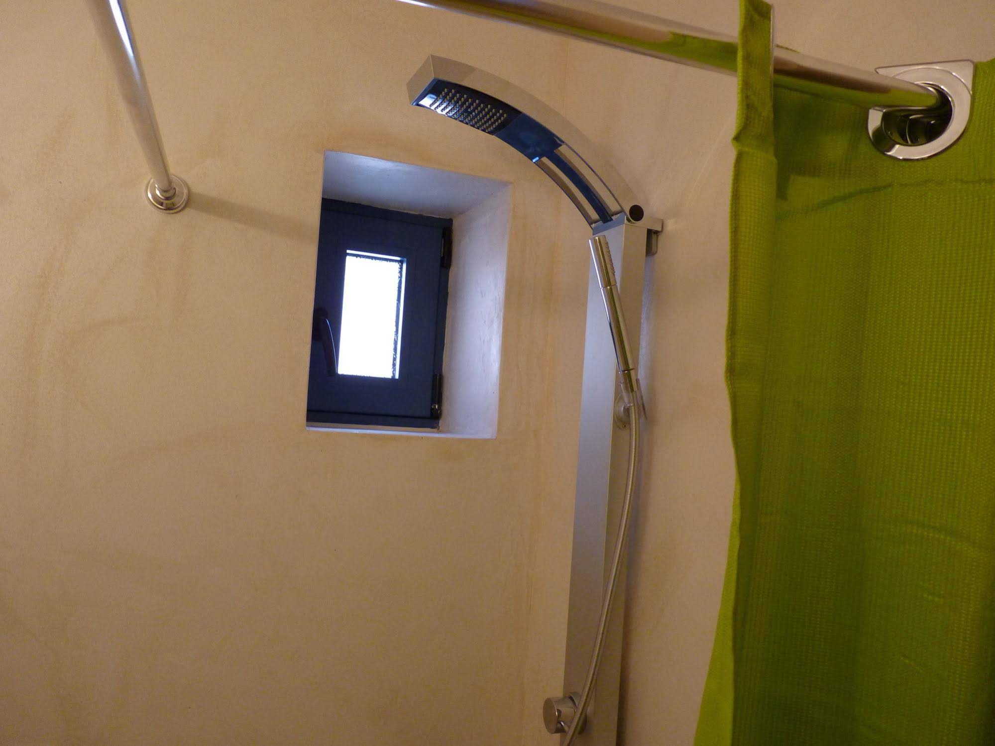 Ilianthos Apartments & Rooms
