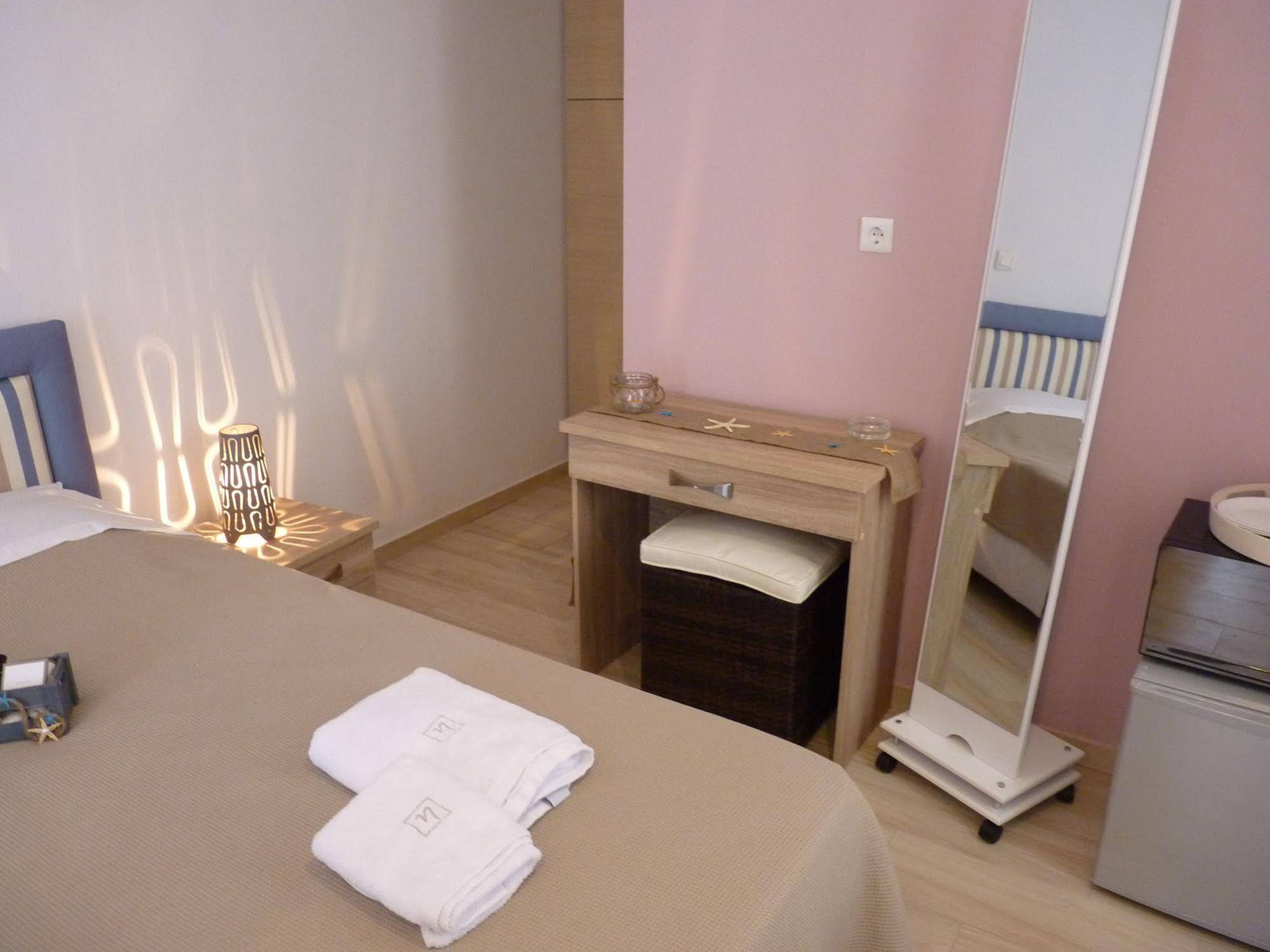 Ilianthos Apartments & Rooms