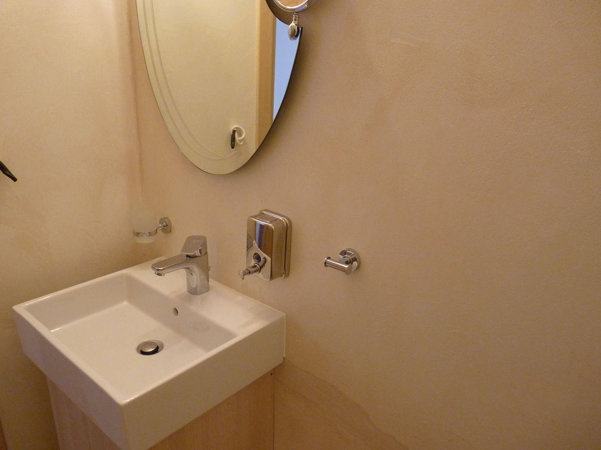 Ilianthos Apartments & Rooms