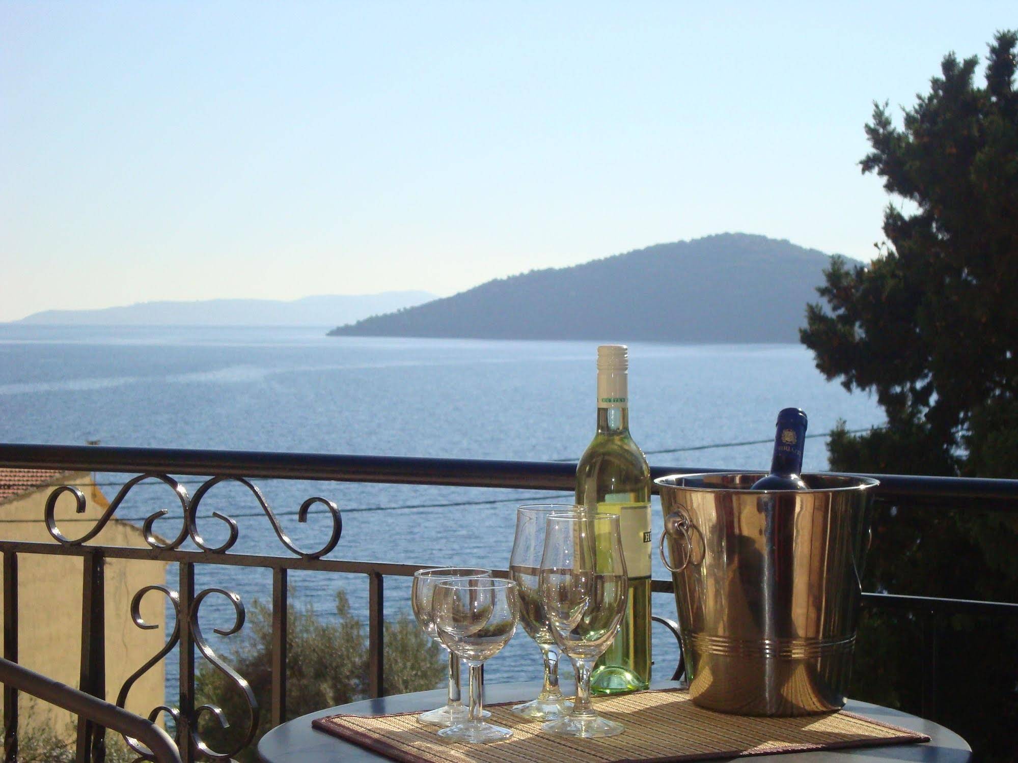Mikros Gialos Apartments