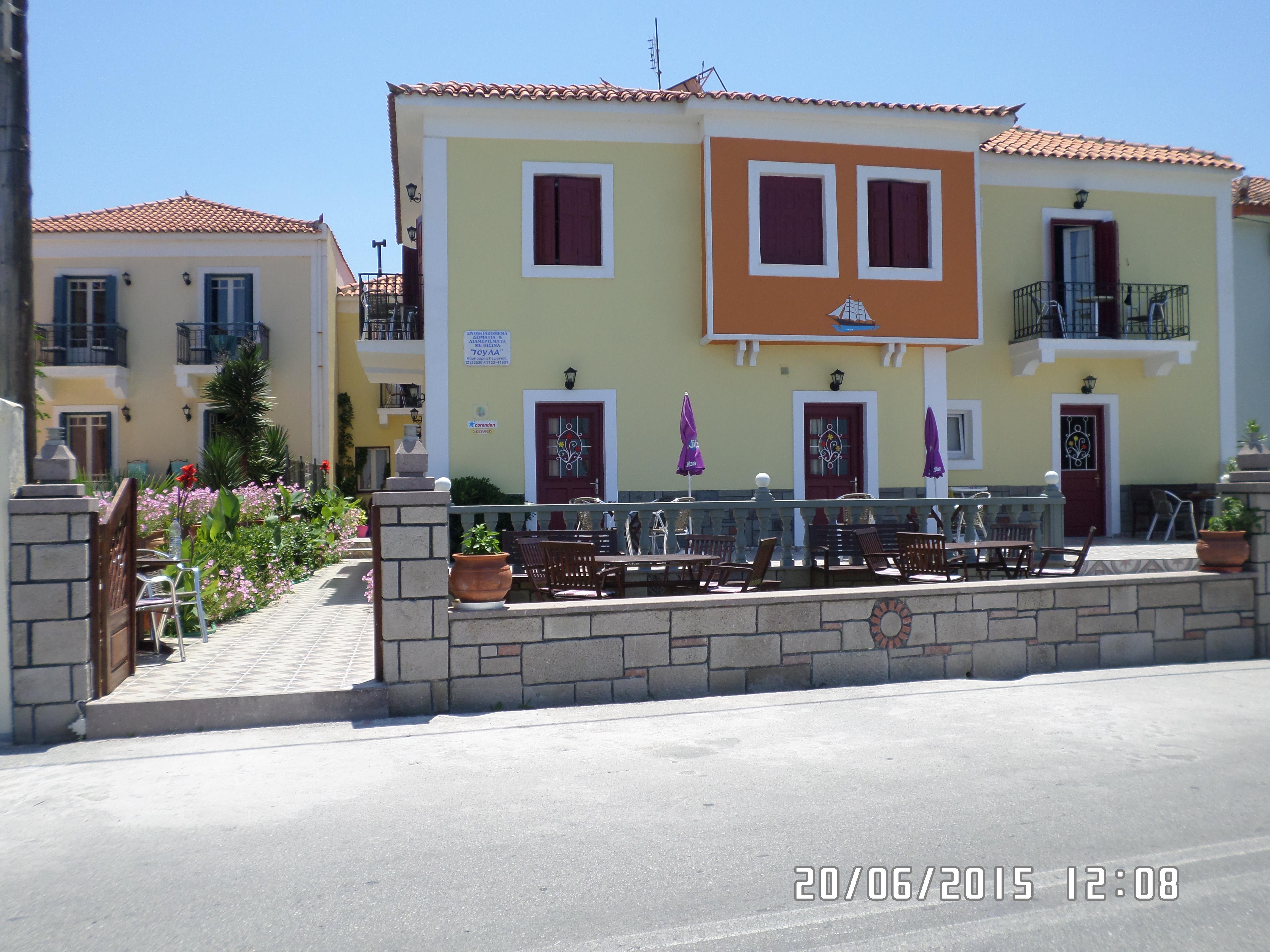 TOULA Apartments & Studios