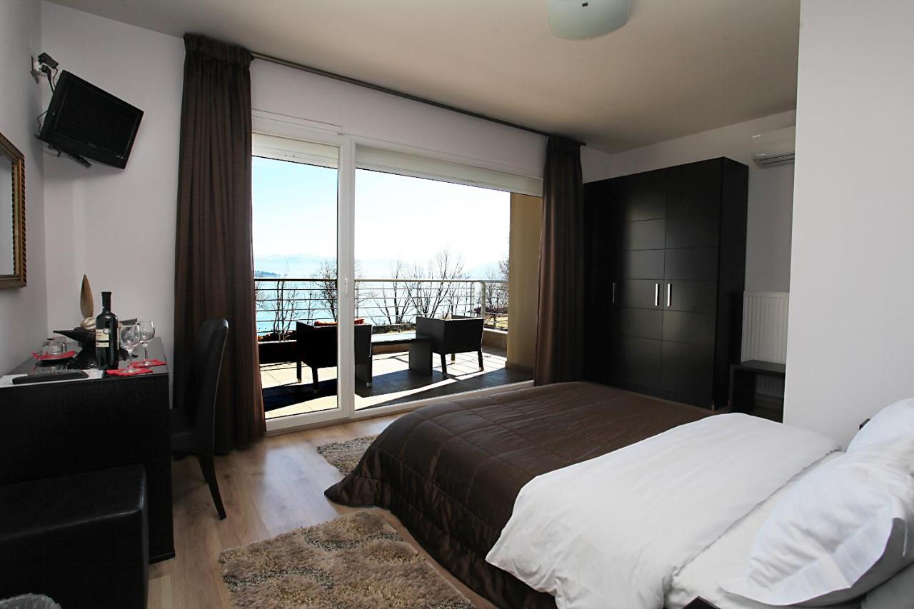 Paralimnio Suites