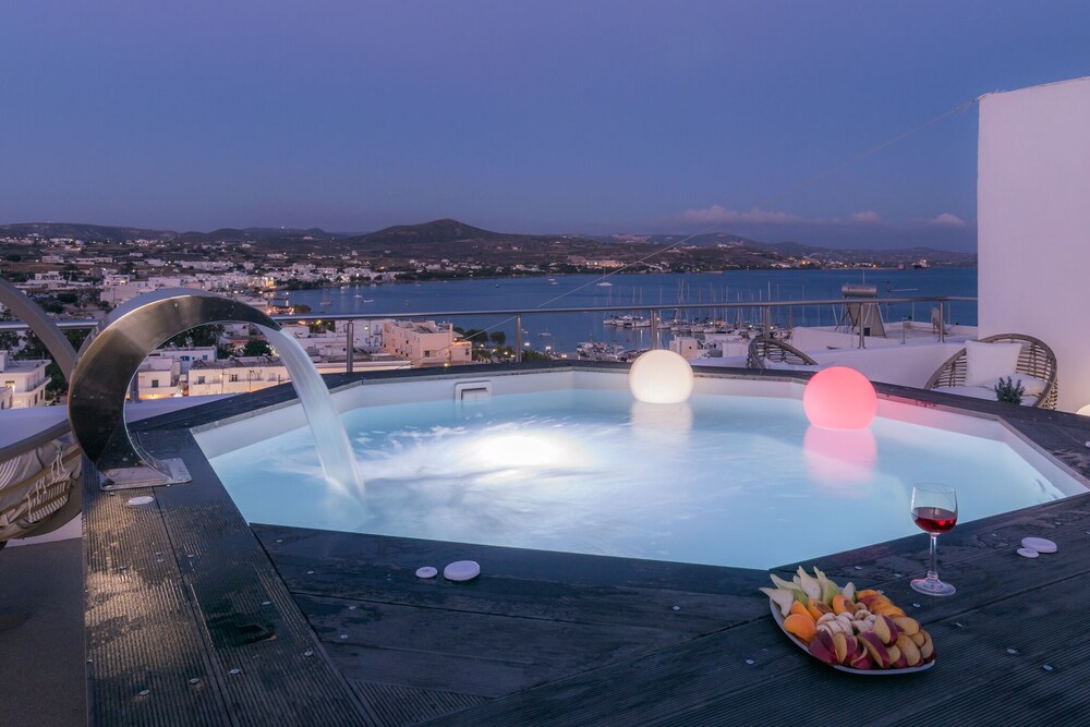 Uncle's Luxury Adamas Suites