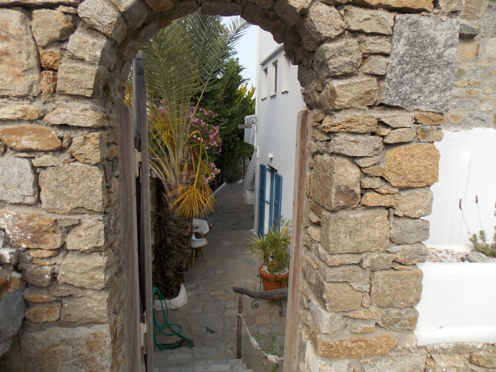 Studios & Suites Rania