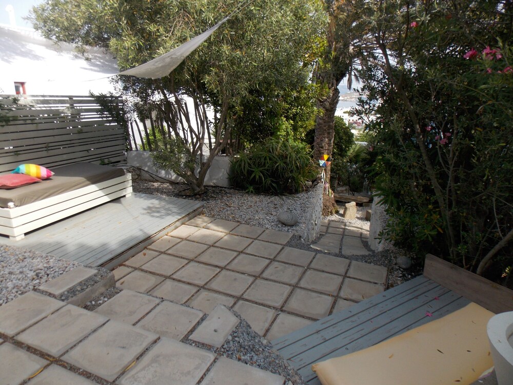 Studios & Suites Rania