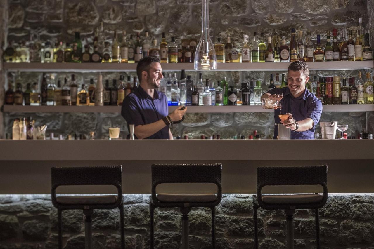 Bill & Coo Suites & Lounge