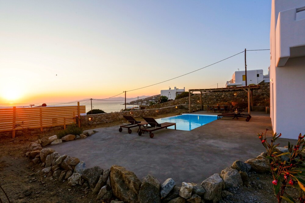 Nikoi Villas