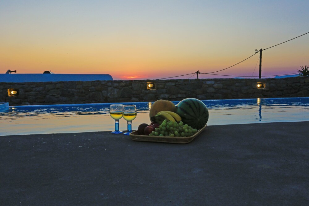 Nikoi Villas