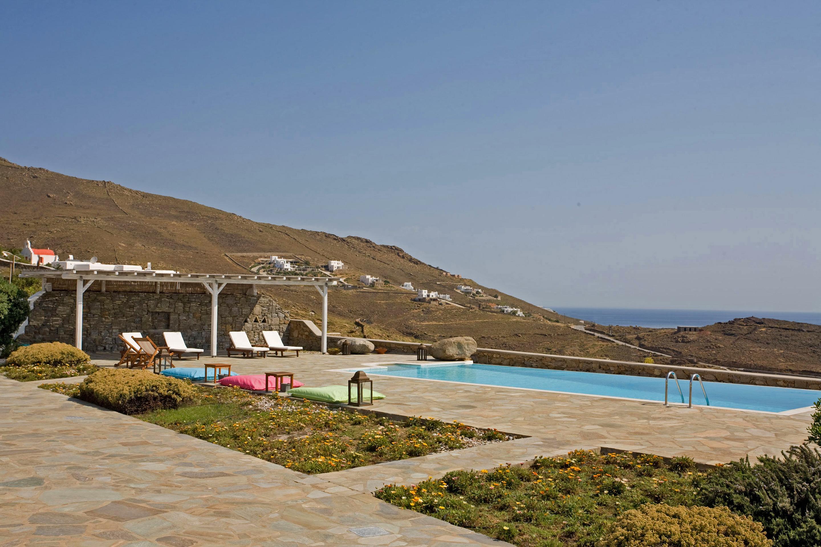 Yakinthos Residence