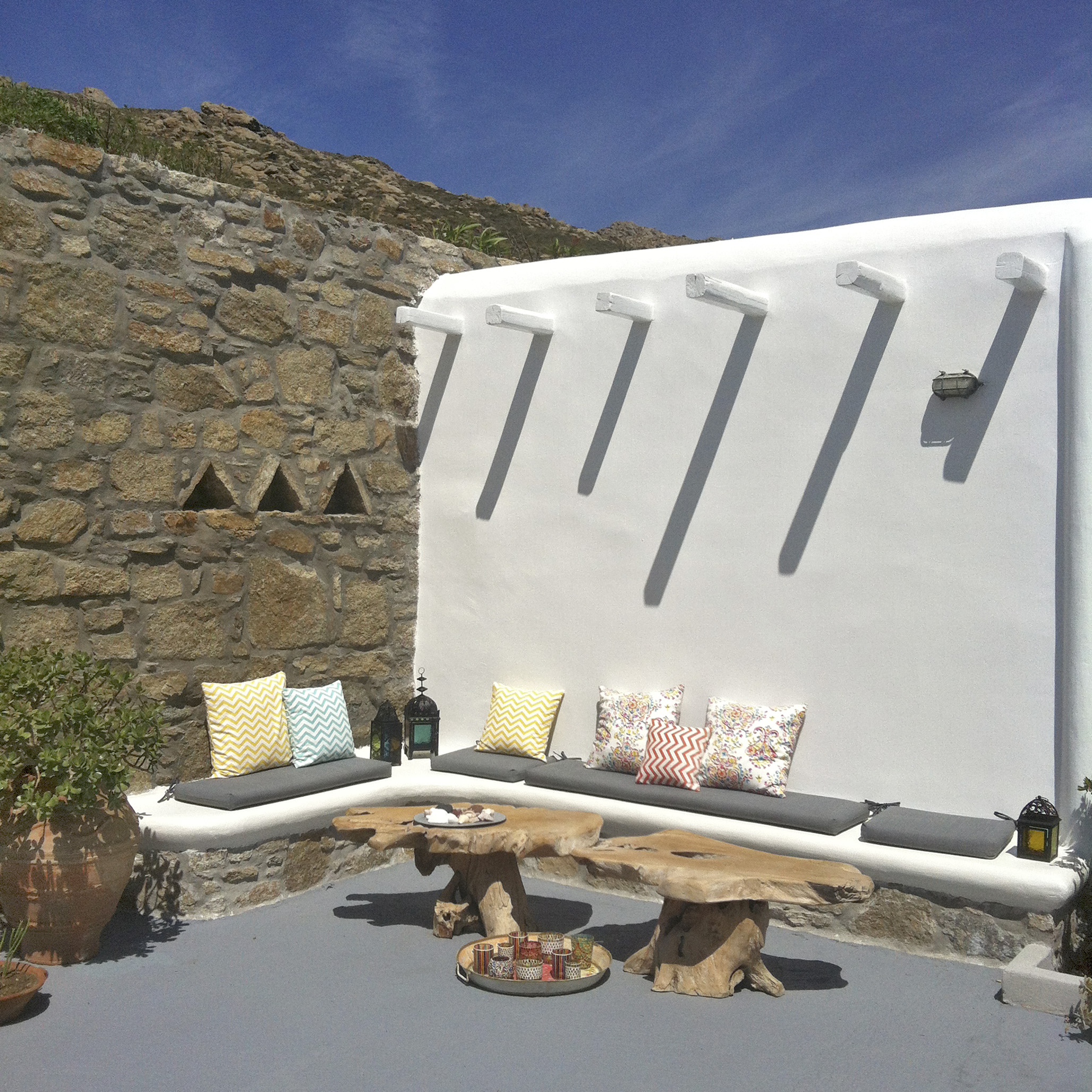 Yakinthos Residence