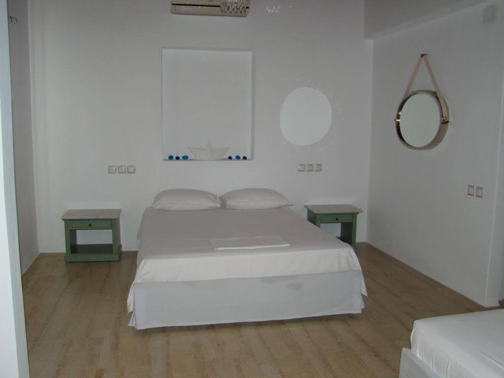 Manos Rooms