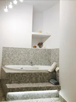Queen Boutique Suites