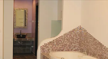 Queen Boutique Suites