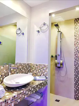 Queen Boutique Suites