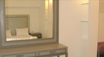 Queen Boutique Suites