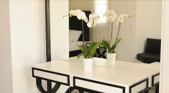 Queen Boutique Suites