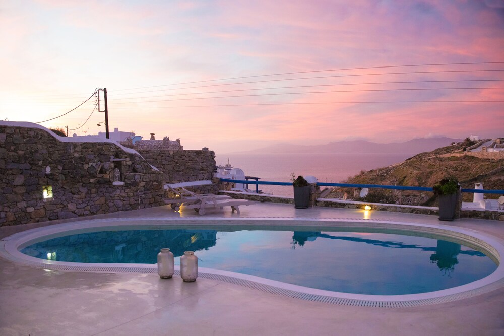 Serene Villa With Pool By Stylish Stays