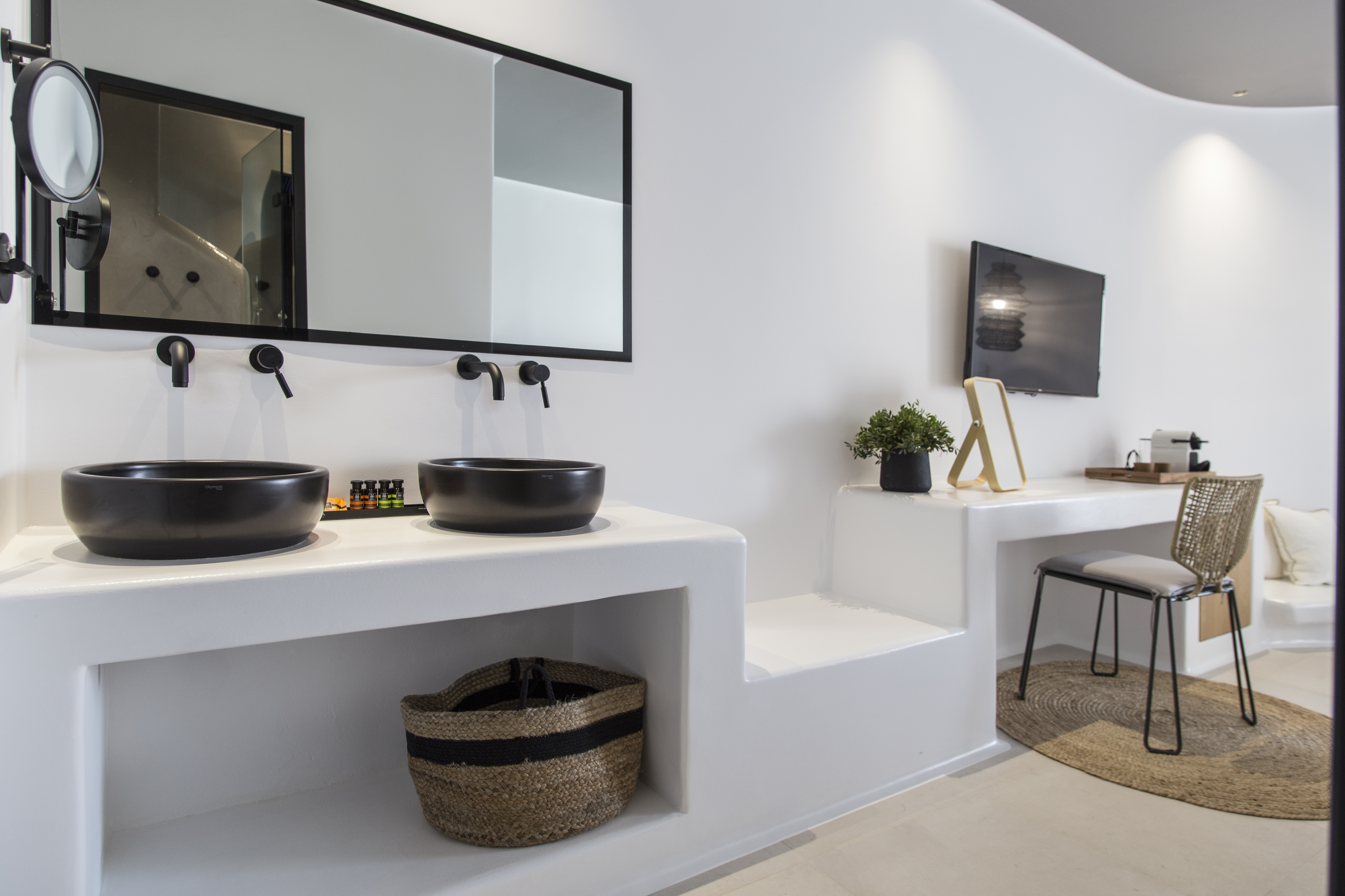 Adorno Beach Hotel & Suites