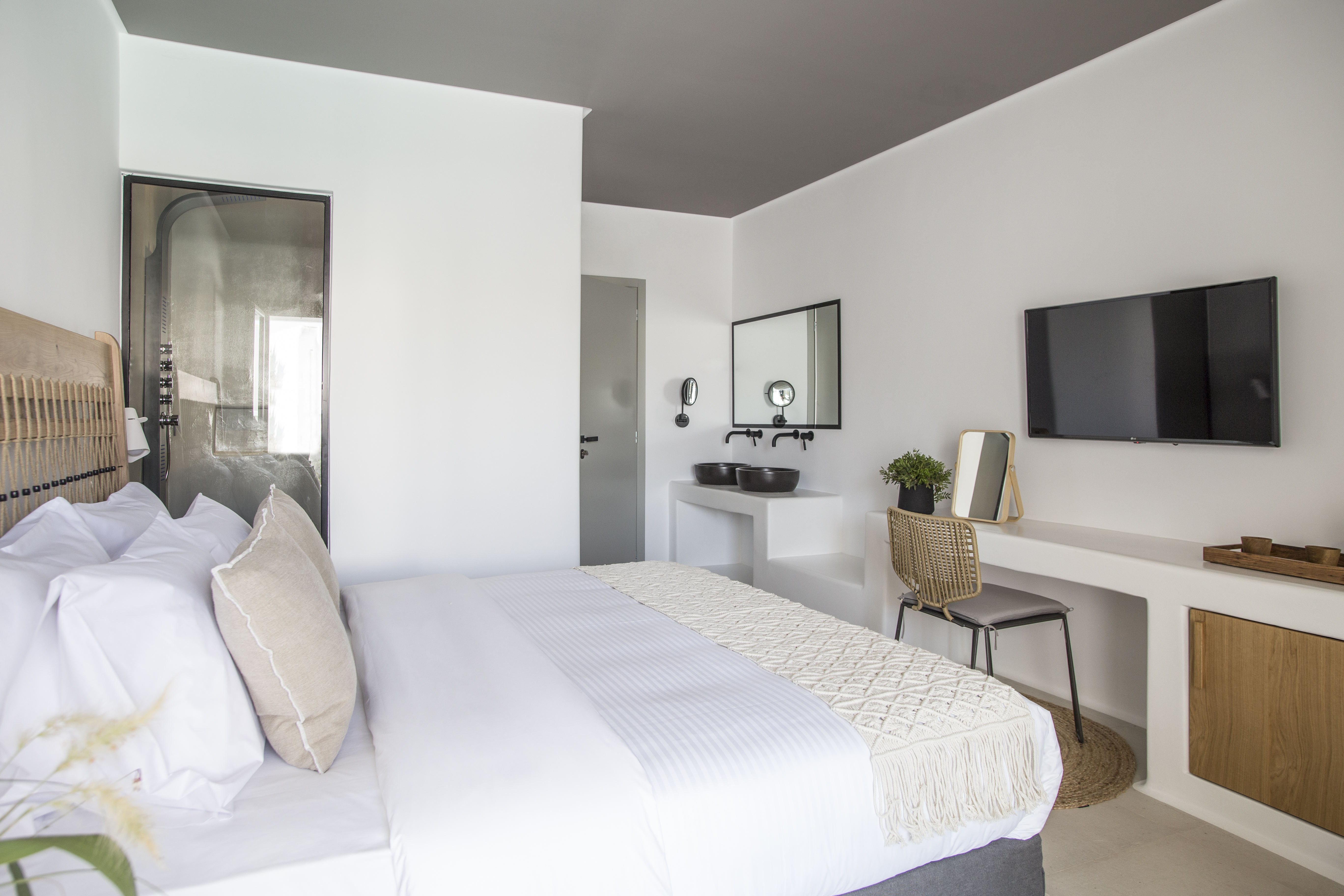 Adorno Beach Hotel & Suites