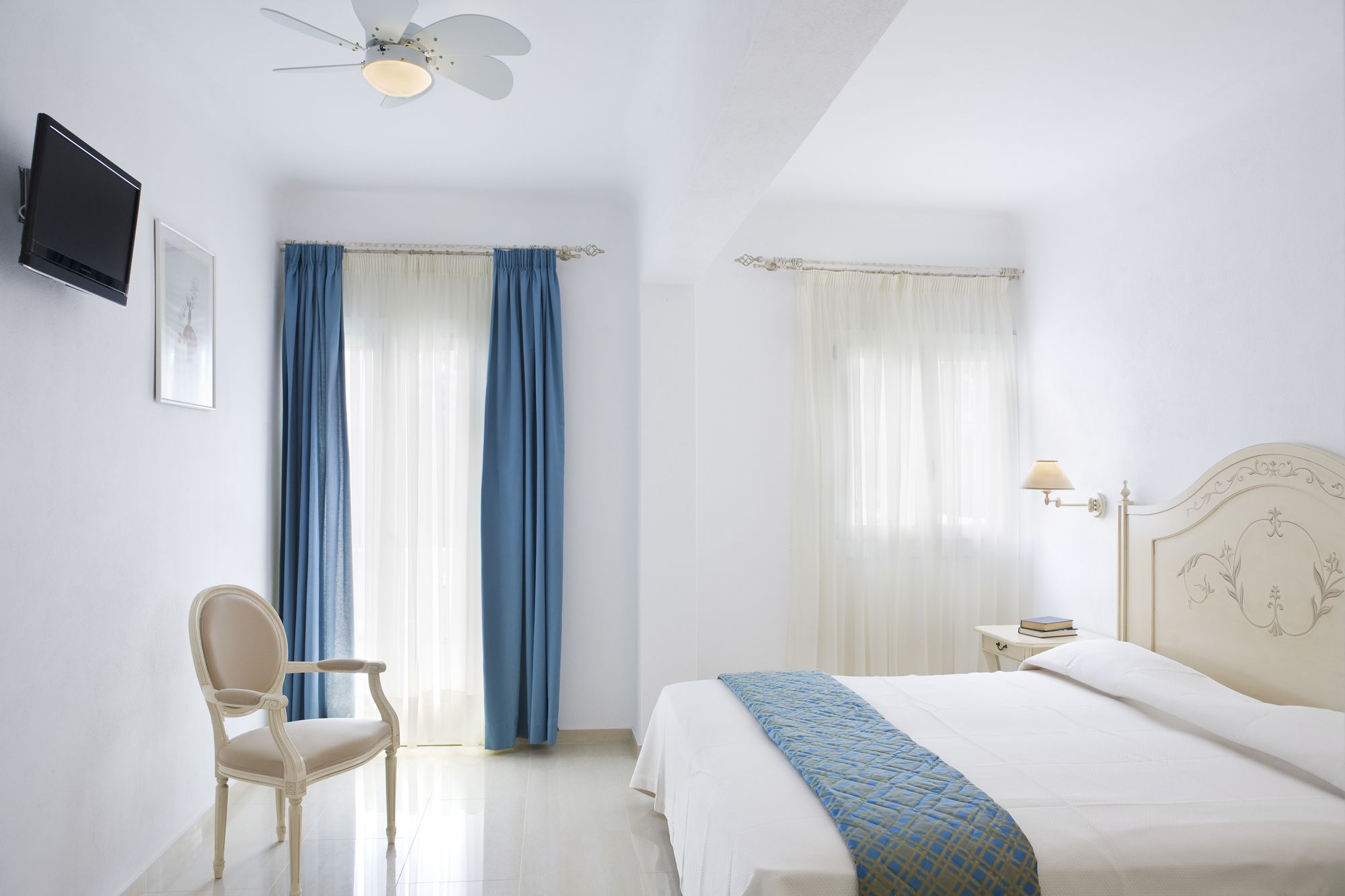 Kamari Hotel