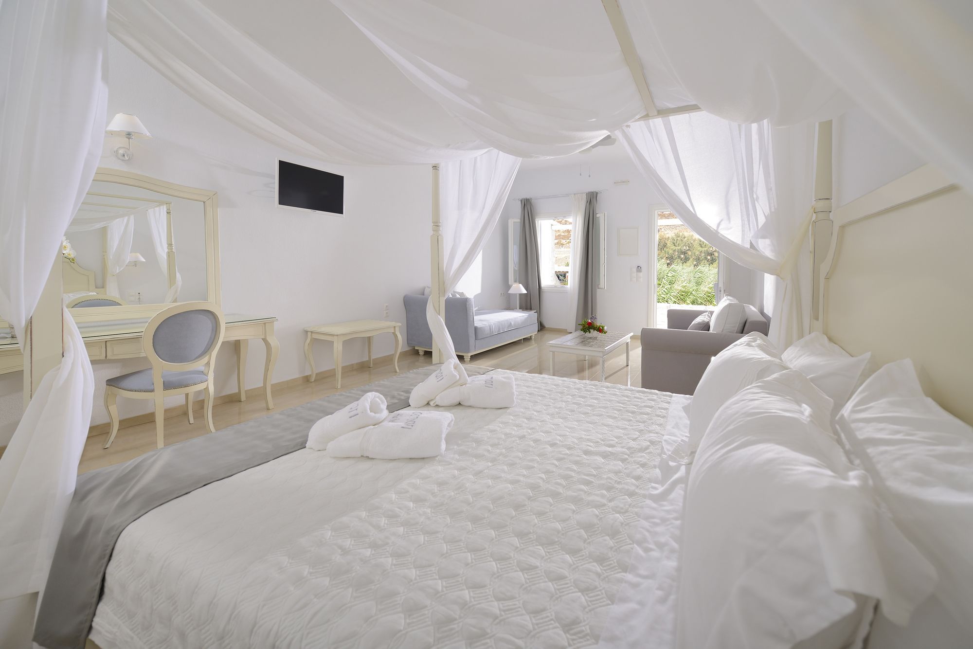 Kamari Hotel