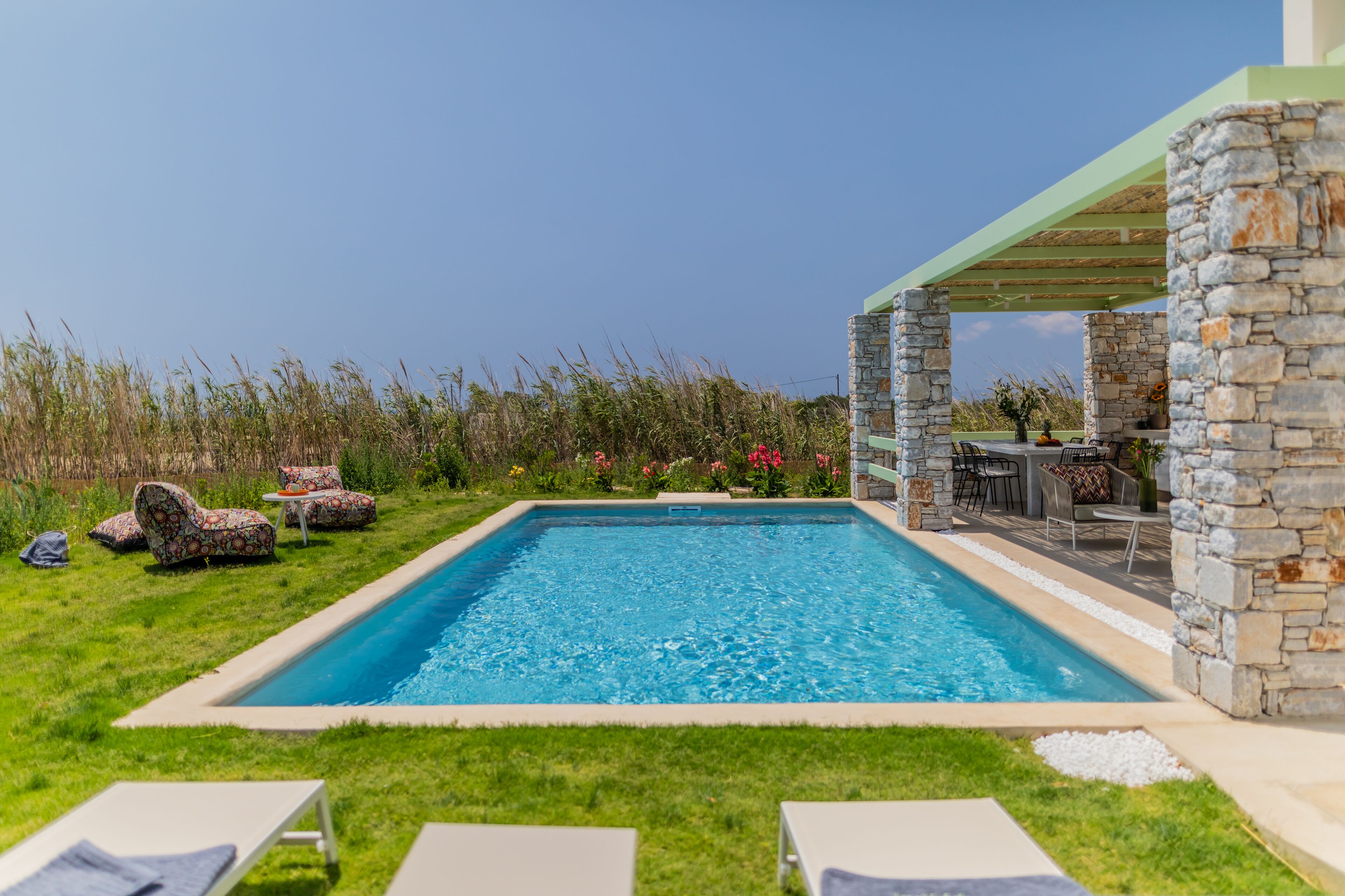 Plioni Villas & Suites