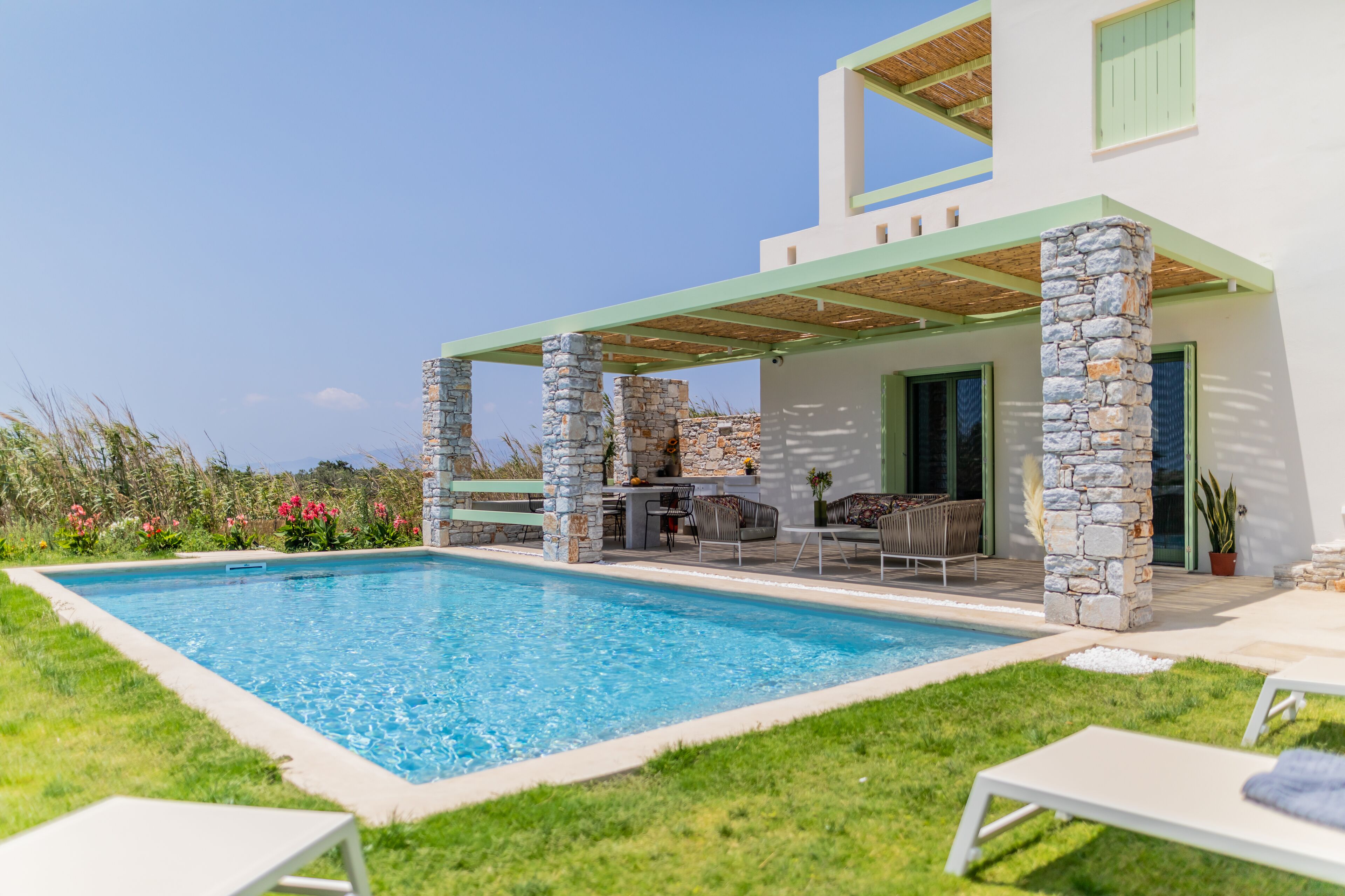 Plioni Villas & Suites