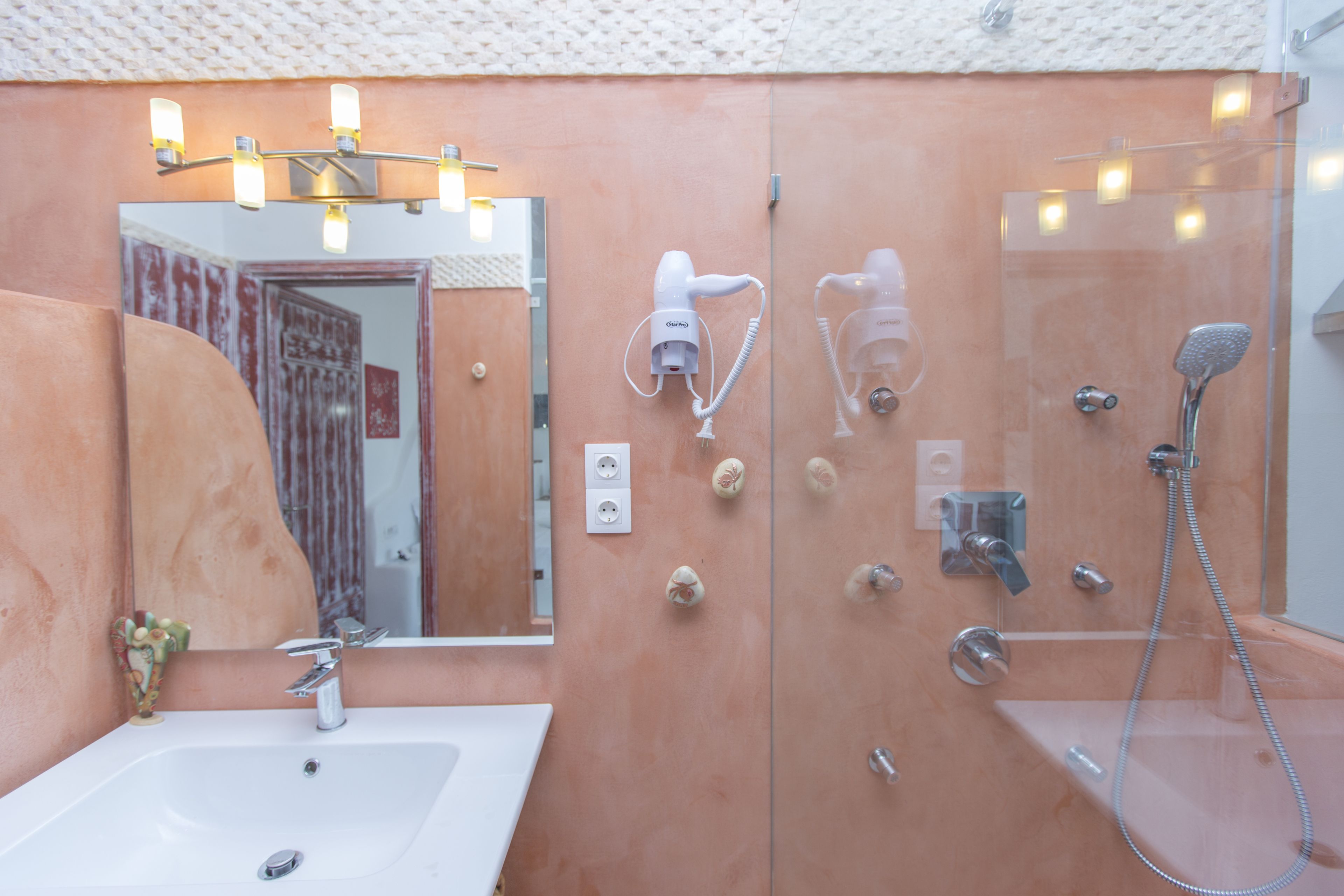 ELaiolithos Luxury Retreat