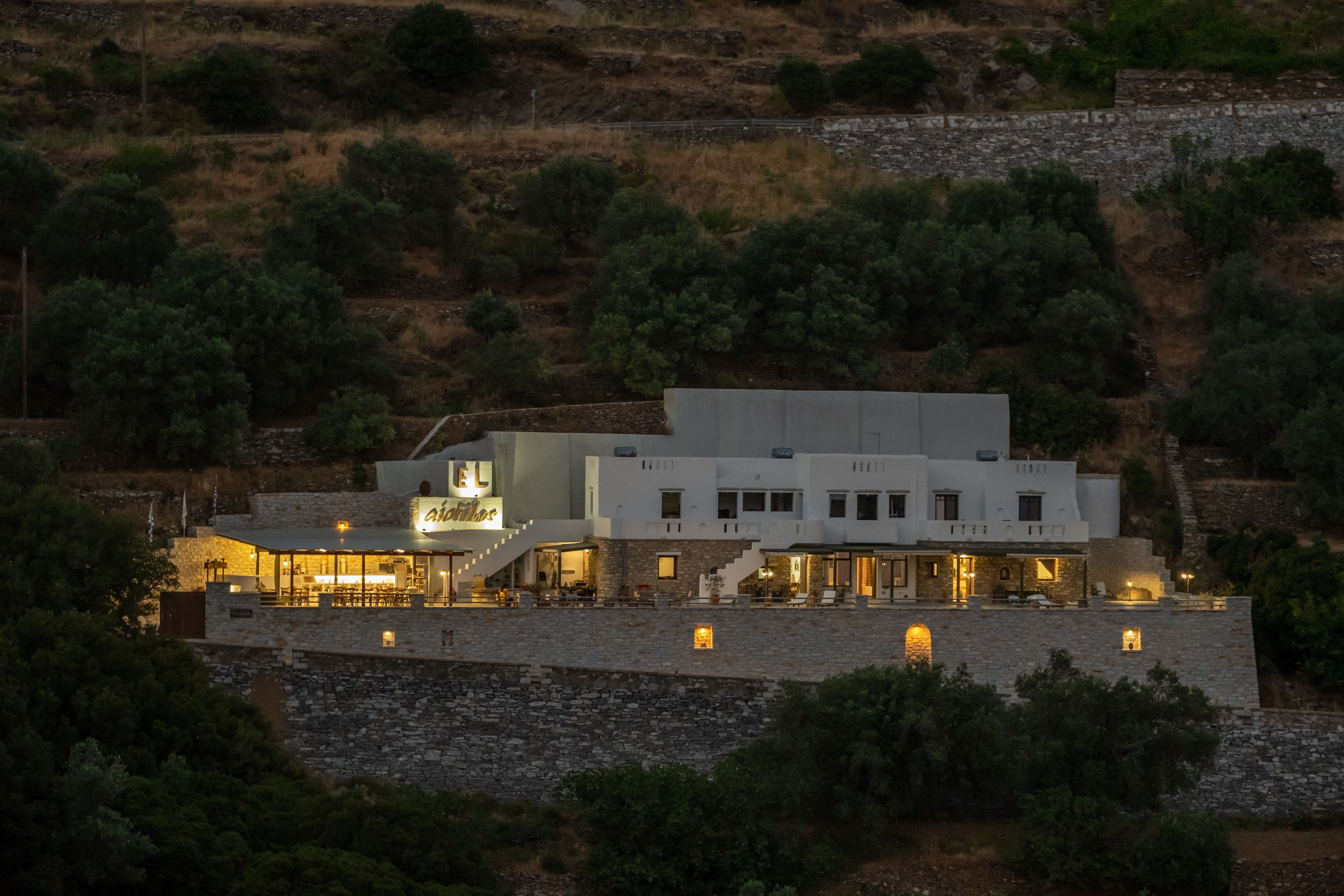 ELaiolithos Luxury Retreat