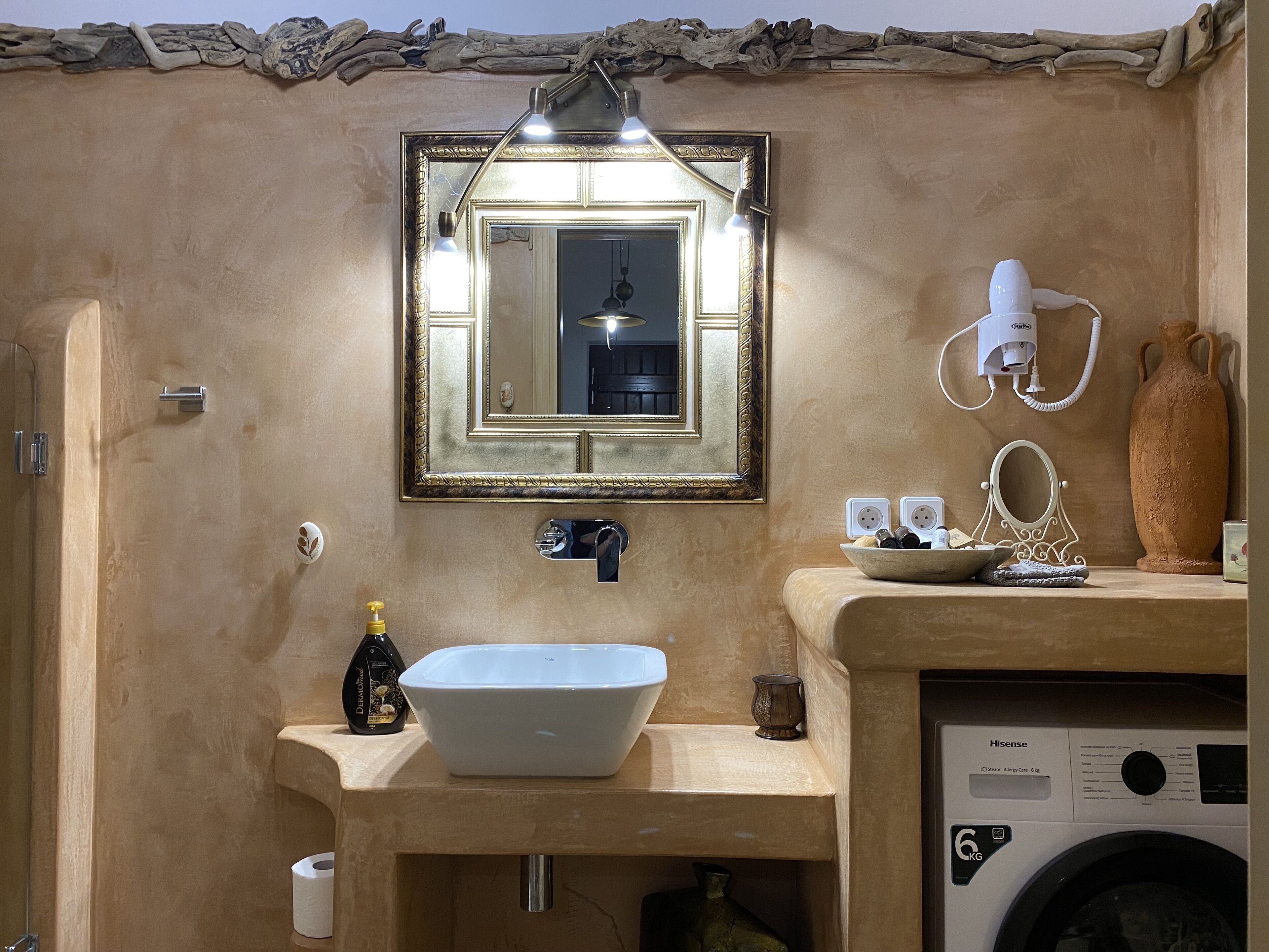 ELaiolithos Luxury Retreat