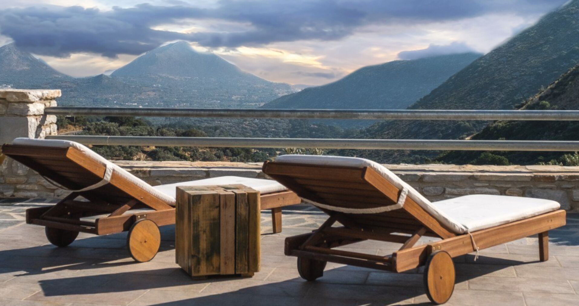 ELaiolithos Luxury Retreat