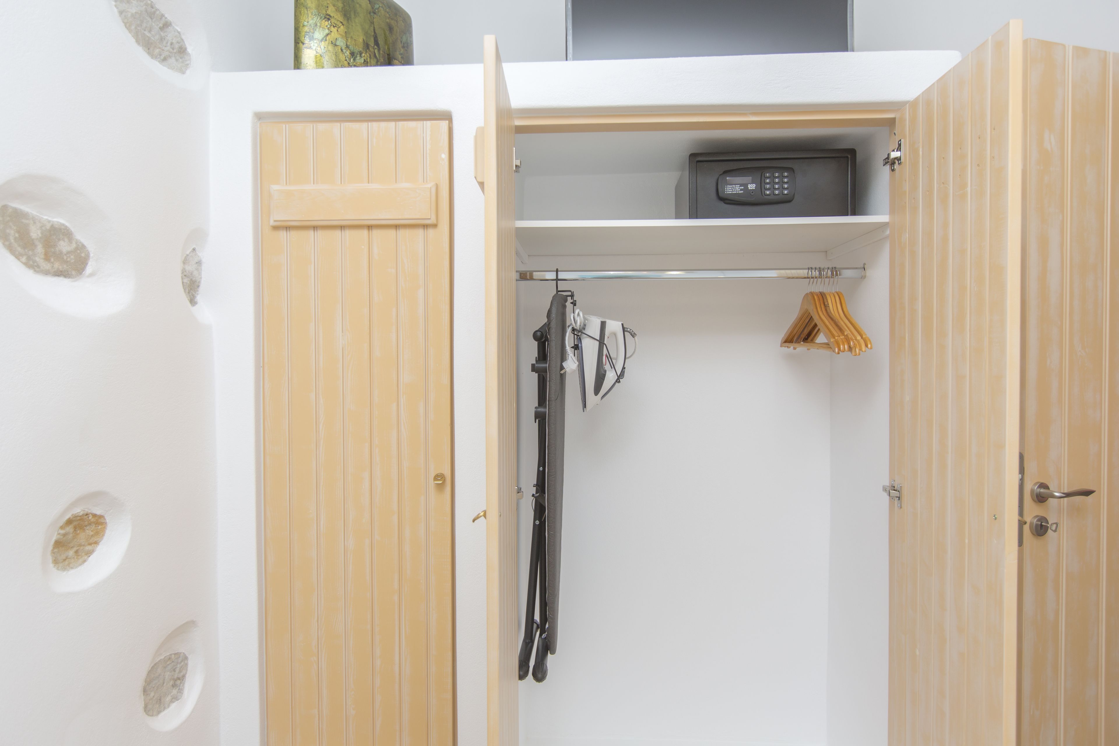 ELaiolithos Luxury Retreat